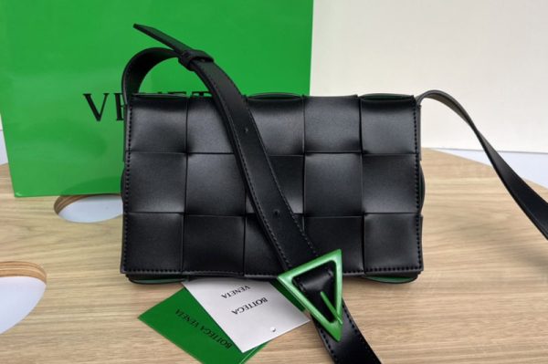 Replica Bottega Veneta 708768 Medium cross-body bag in Black/Green intreccio leather