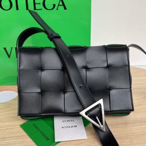 Replica Bottega Veneta 708768 Medium cross-body bag in Black intreccio leather