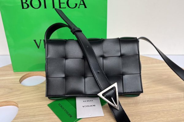 Replica Bottega Veneta 708768 Medium cross-body bag in Black intreccio leather