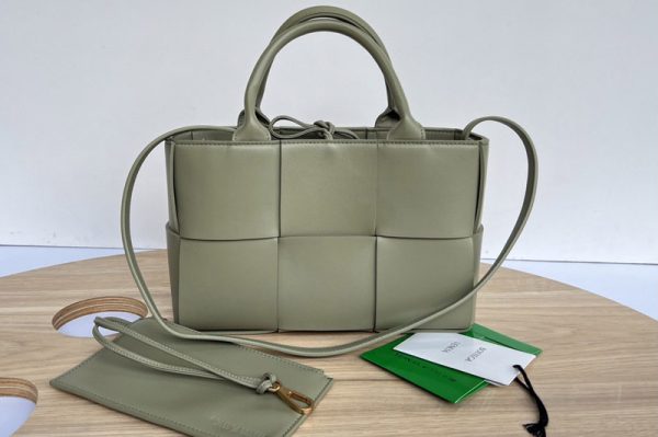 Replica Bottega Veneta 709337 Mini Arco Tote Bag in Green intreccio grained leather