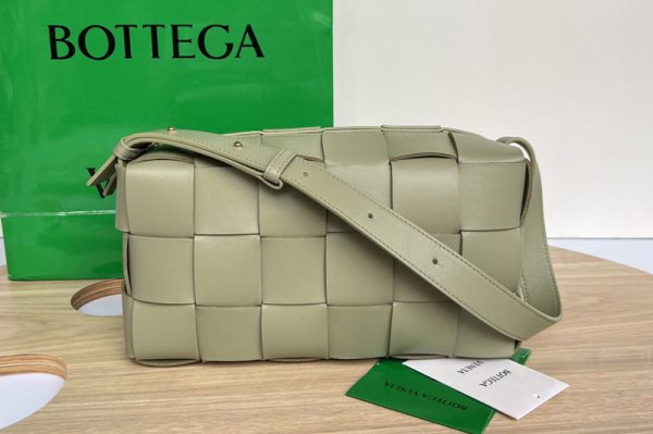 Replica Bottega Veneta 709360 Brick Cassette shoulder bag in Travertine Intreccio leather