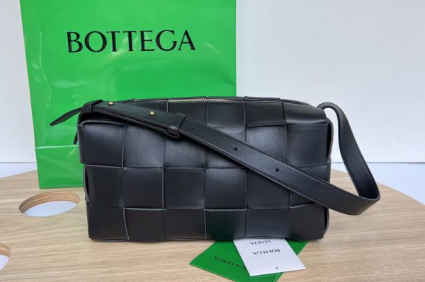 Replica Bottega Veneta 709360 Brick Cassette shoulder bag in Black Intreccio leather