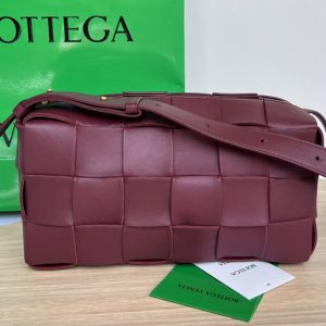 Replica Bottega Veneta 709360 Brick Cassette shoulder bag in Bordeaux Intreccio leather