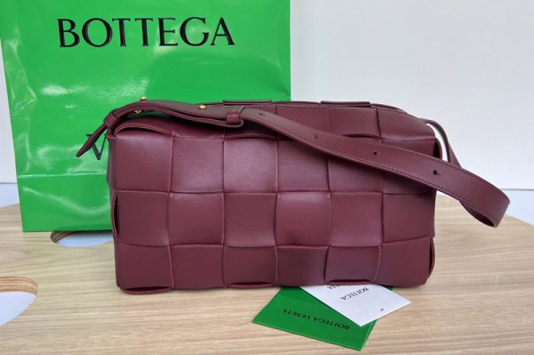 Replica Bottega Veneta 709360 Brick Cassette shoulder bag in Bordeaux Intreccio leather