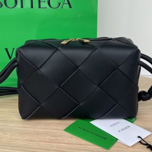 Replica Bottega Veneta 709417 Small Cassette Camera Bag in Black intreccio leather