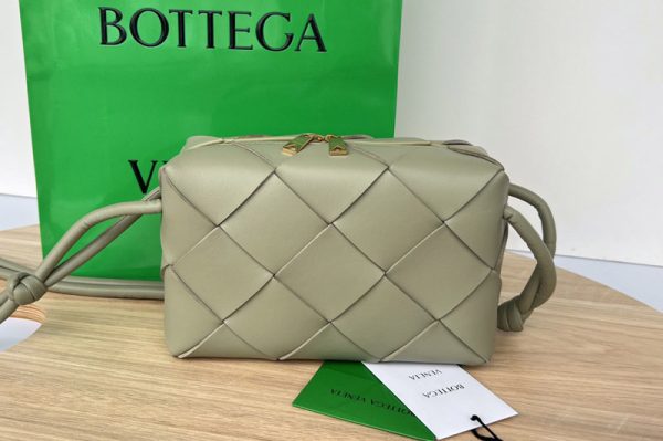 Replica Bottega Veneta 709417 Small Cassette Camera Bag in Travertine intreccio leather