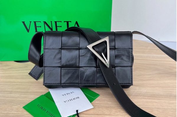 Replica Bottega Veneta 717587 Small Cassette crossbody bag Black intreccio leather