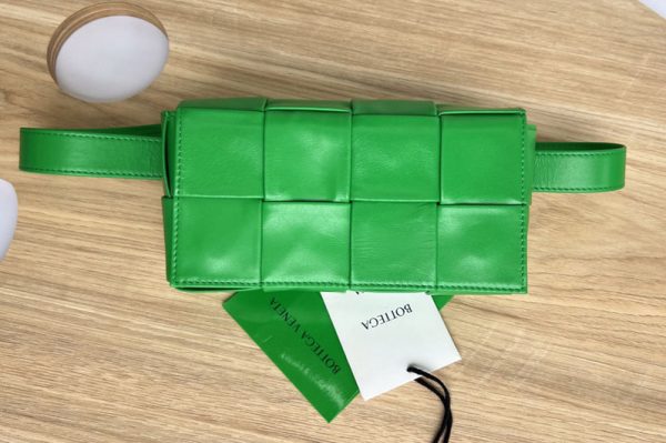 Replica Bottega Veneta 651053 Cassette Belt Mini Bag in Green intreccio leather