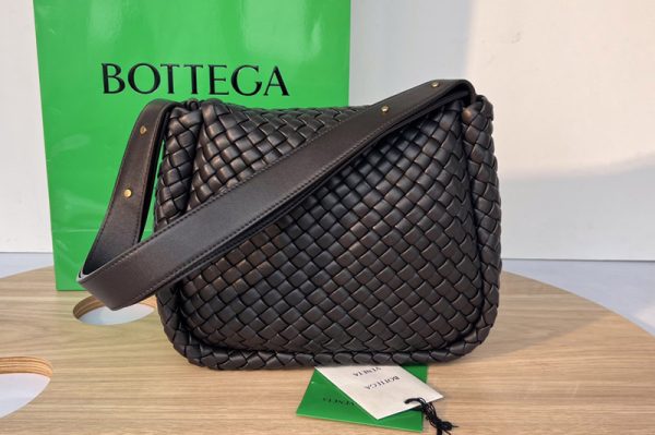 Replica Bottega Veneta 709418 Cobble Shoulder Bag in Black padded intreccio leather