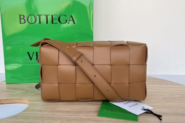 Replica Bottega Veneta 715655 Brick Cassette Bag in Brown Intreccio grained leather